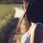 kobieta wydmuchująca dym papierosowy